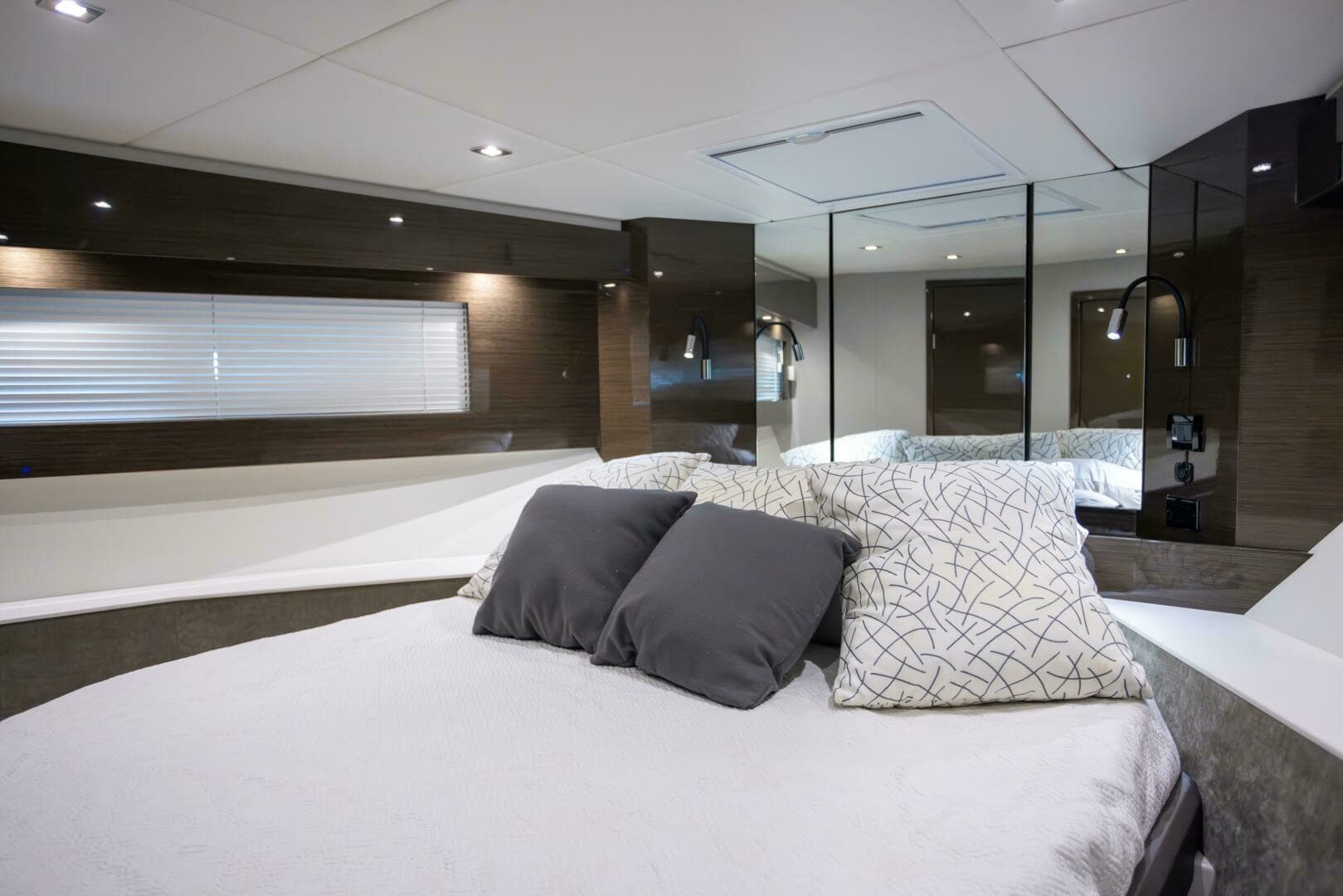 2019 Cruisers Yachts 50 Cantius - Image 16