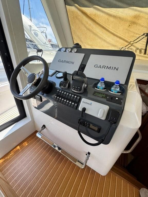 Helm of 2022 Rodman 1290 Evolution with Garmin navigation systems.