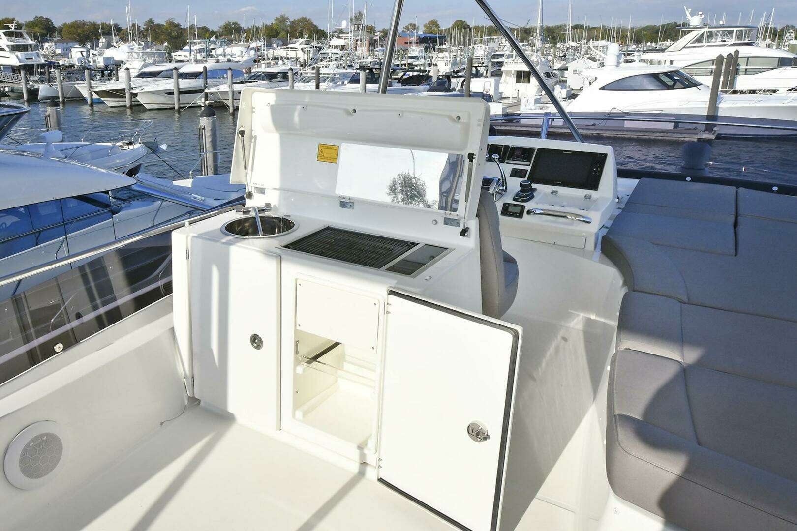 2018 Prestige 560 Fly - Image 8