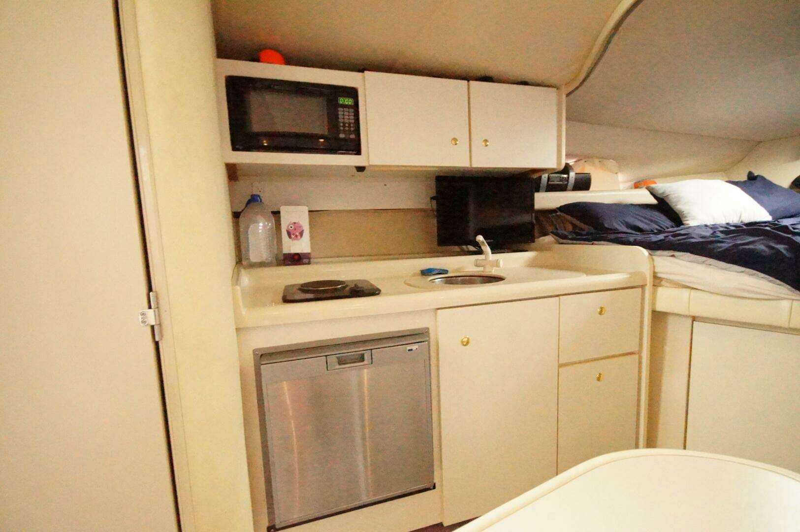 1997 Cruisers Yachts 3075 - Image 12