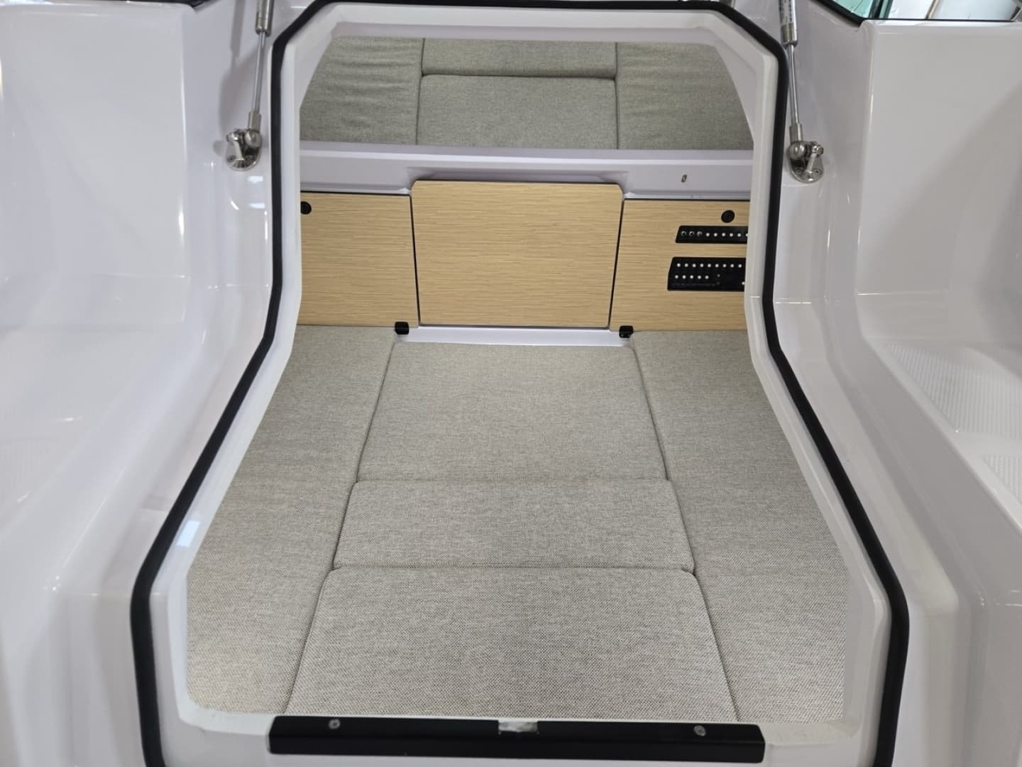 2026 Axopar Cross Cabin - Image 19
