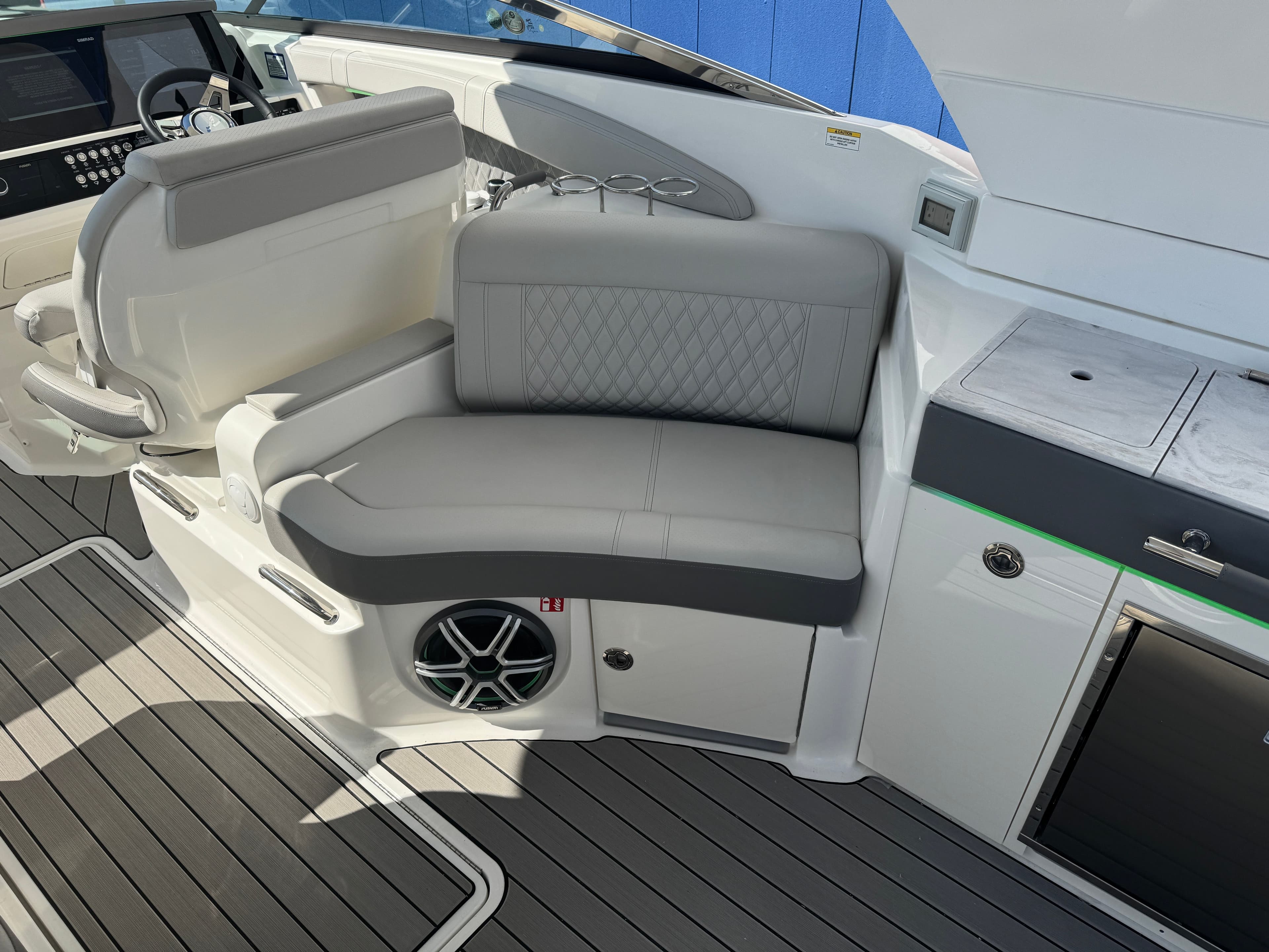 2026 Sea Ray SLX 350 - 25