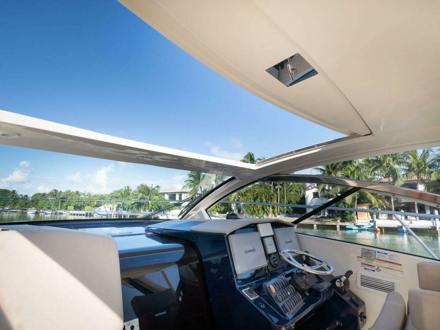 2014 Pursuit SC 365i - Image 11
