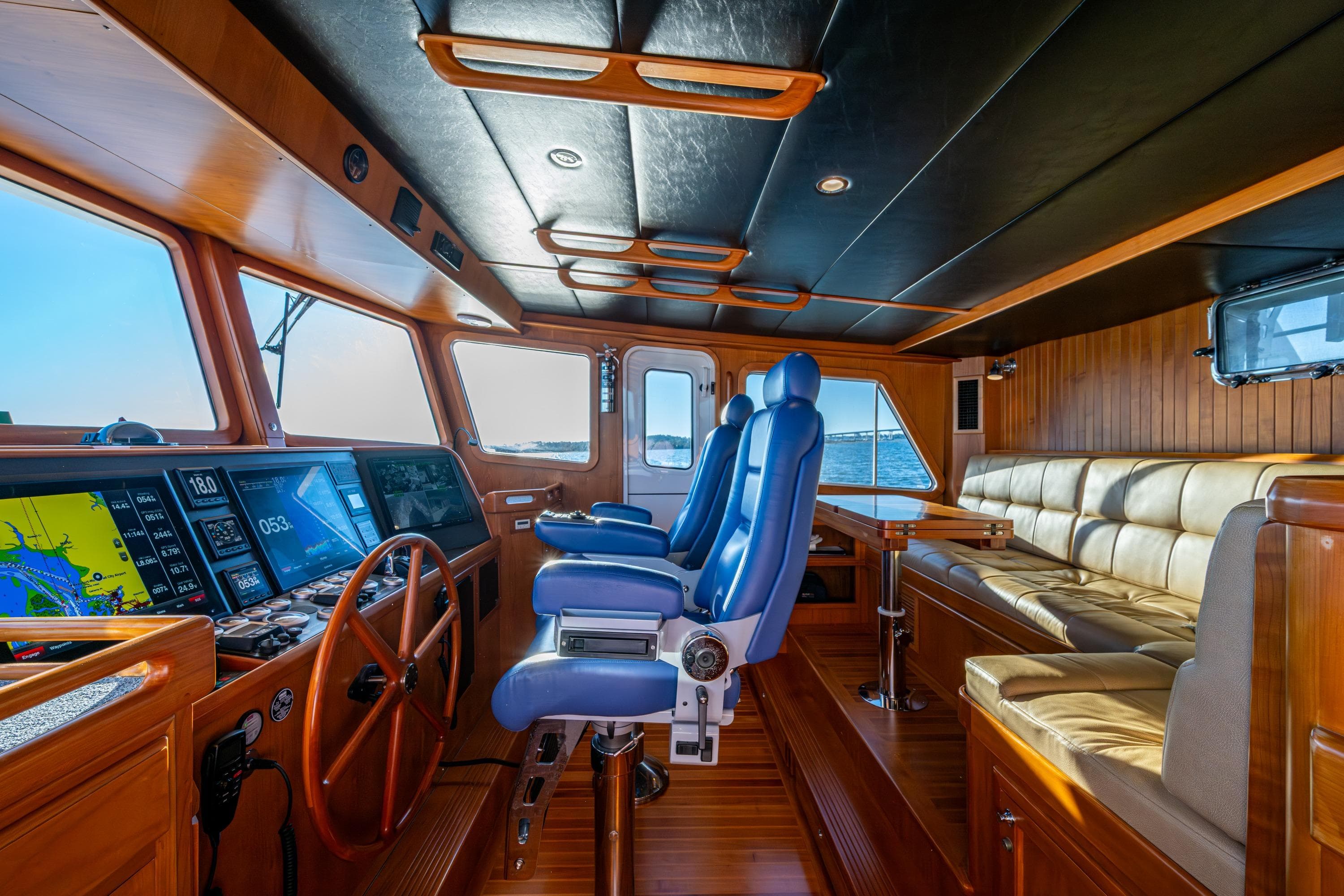 Pilothouse and convertible settee
