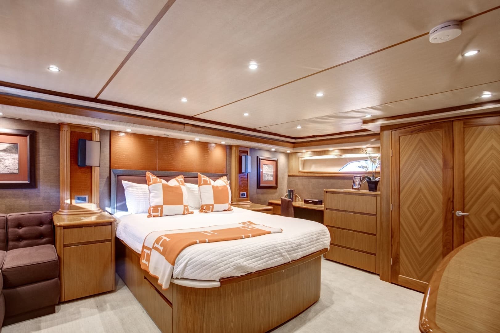 2010 Viking 82 Convertible - Image 14