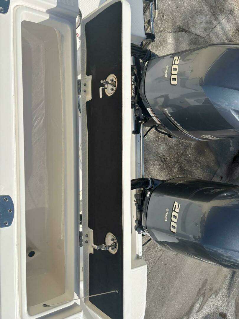 2021 Robalo R247 Dual Console - Image 20