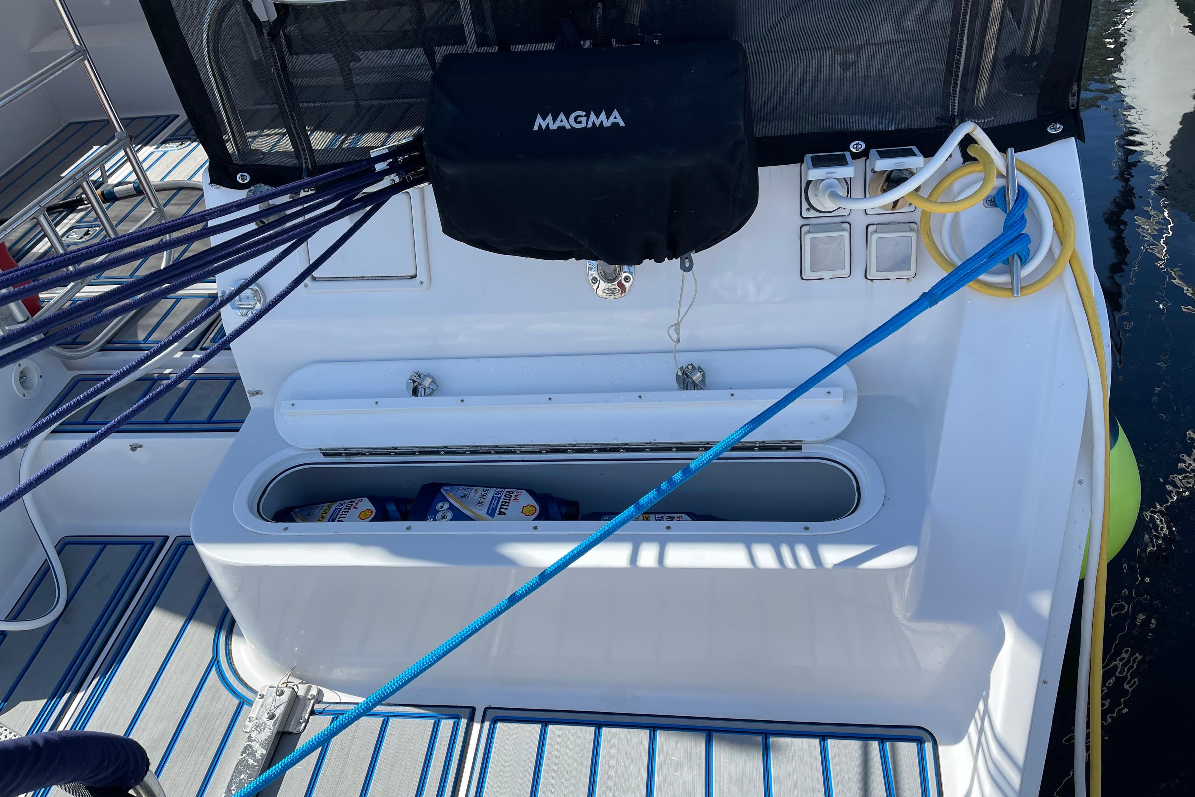 1998 Mainship 40 Deck Salon