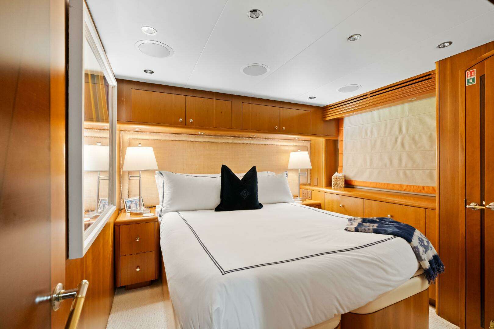 2005 Hatteras 100 Motor Yacht - Image 13