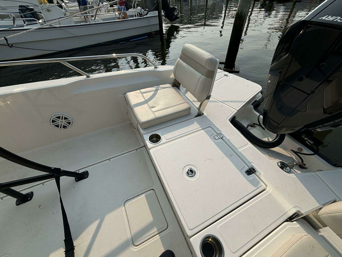 2023 Boston Whaler 250 Dauntless - Image 7