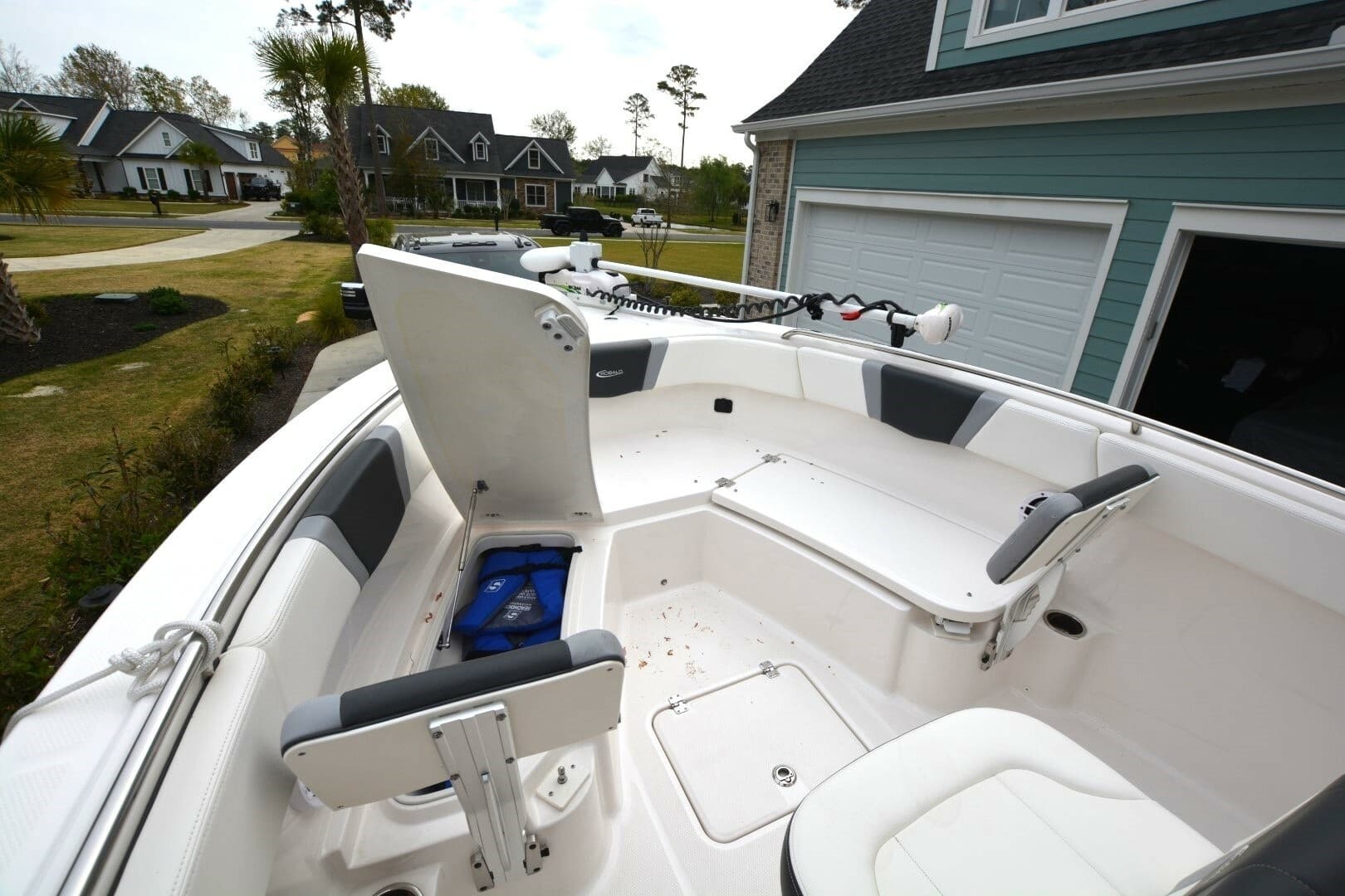2023 Robalo R230 - Image 7