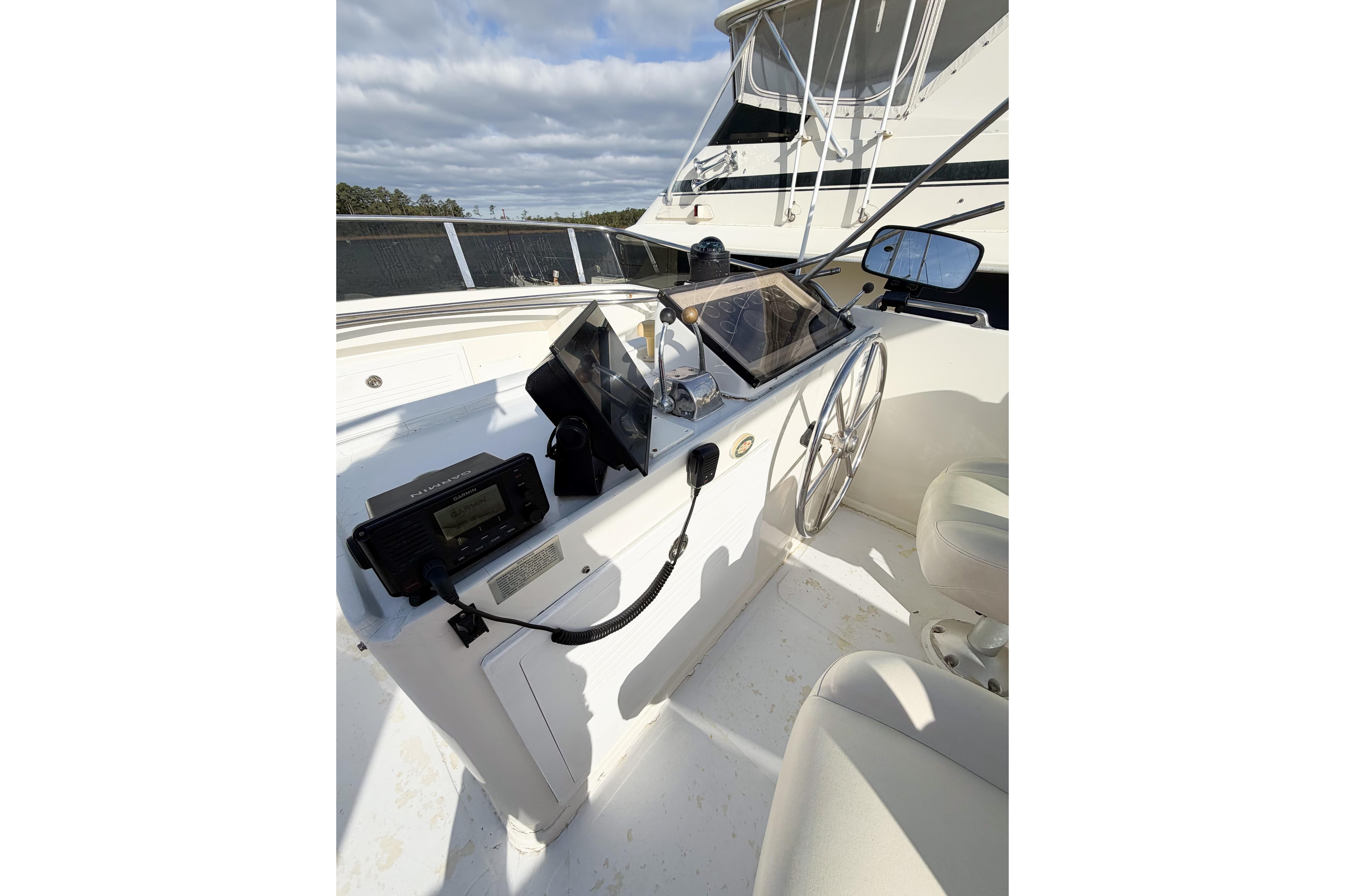Helm of 1989 Jefferson Marquessa 52 Extended Deckhouse with steering wheel and navigation equipment.