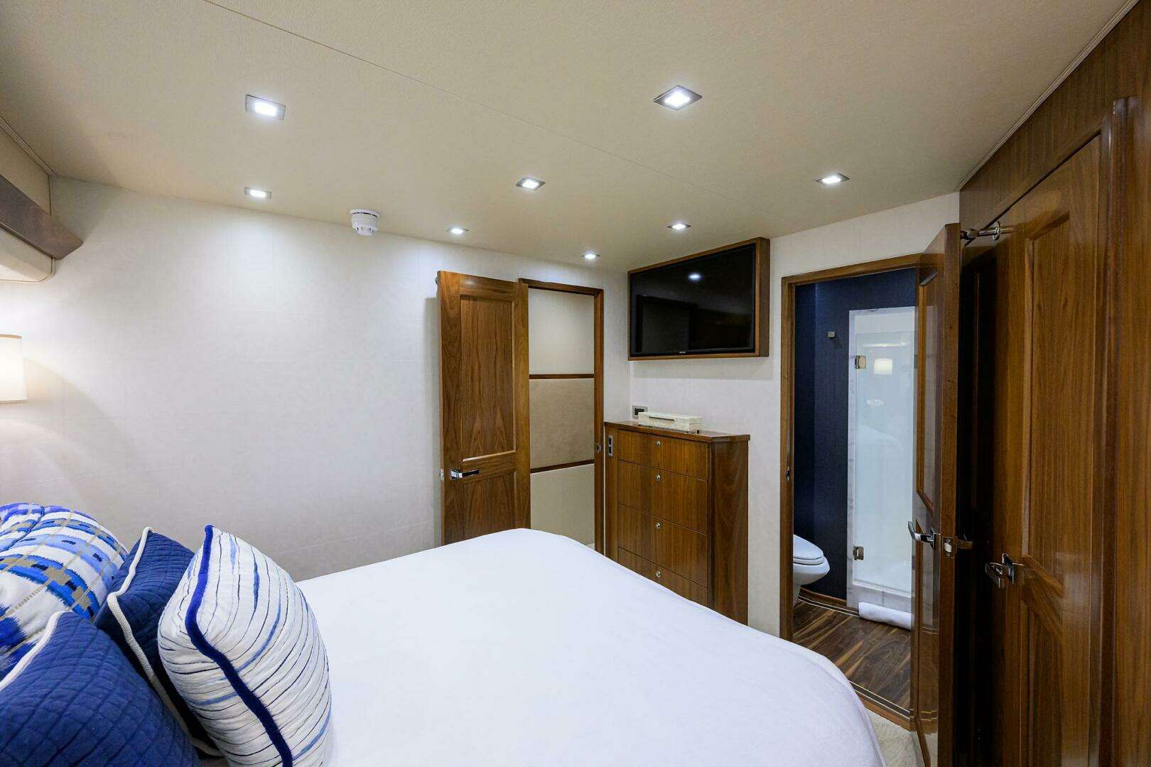 2020 Viking 92 Enclosed Bridge - Image 29