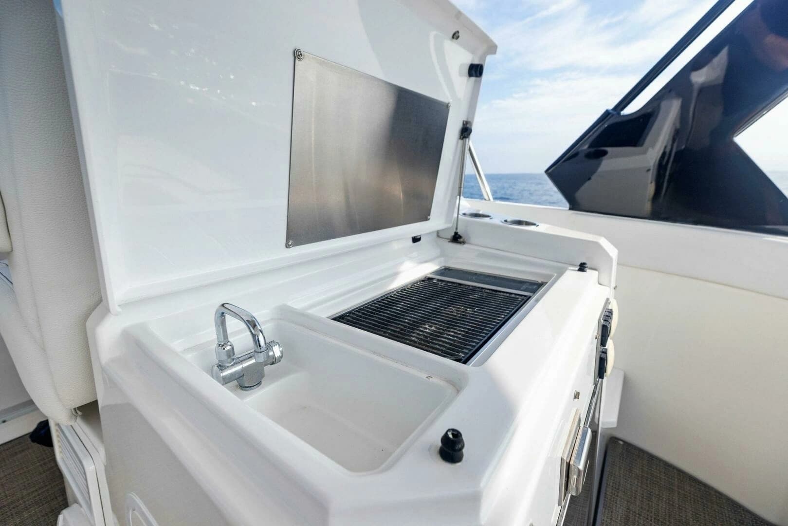 2015 Cruisers Yachts 390 Express Coupe - Image 18