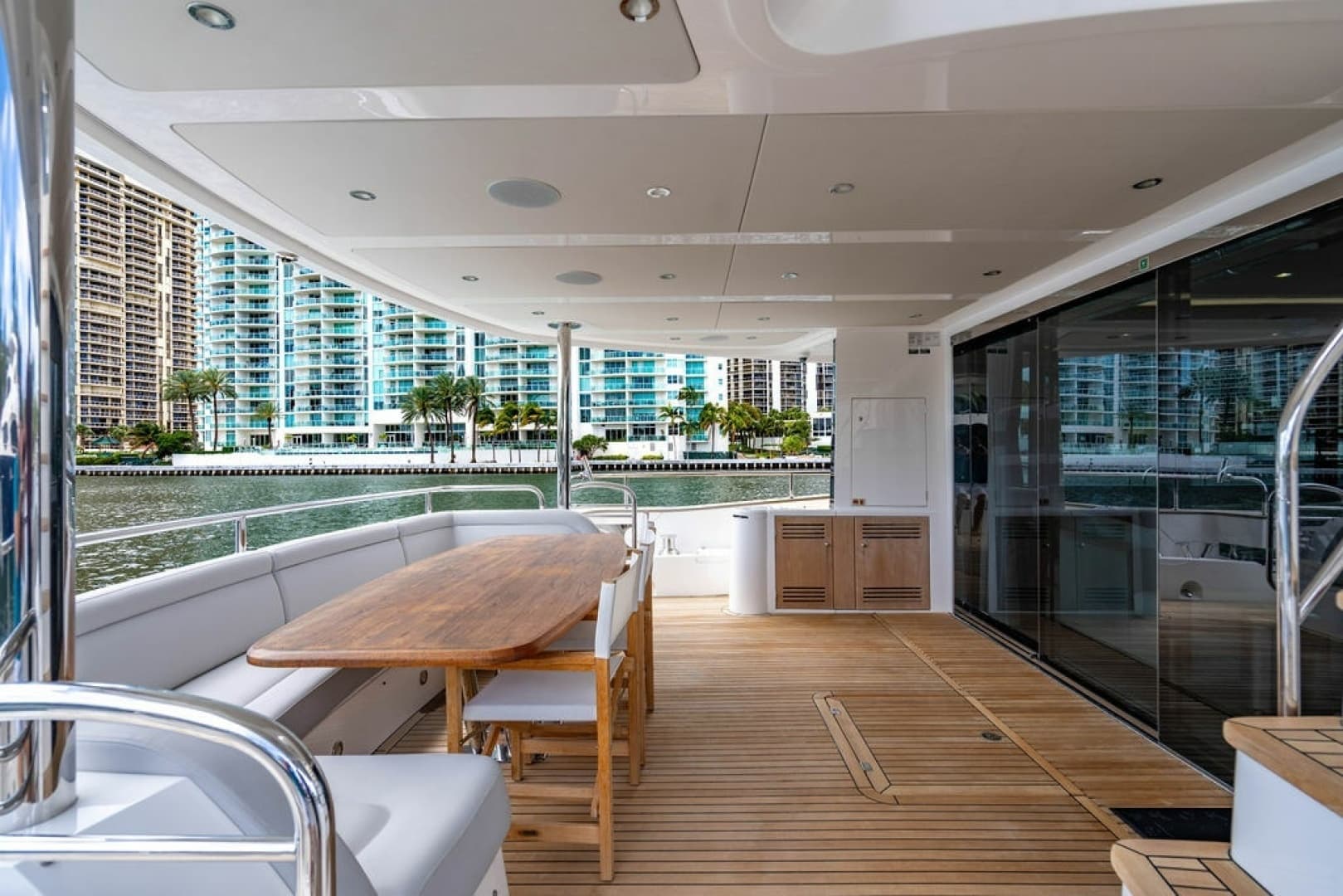 2019 Sunseeker 95 Motor Yacht - Image 13