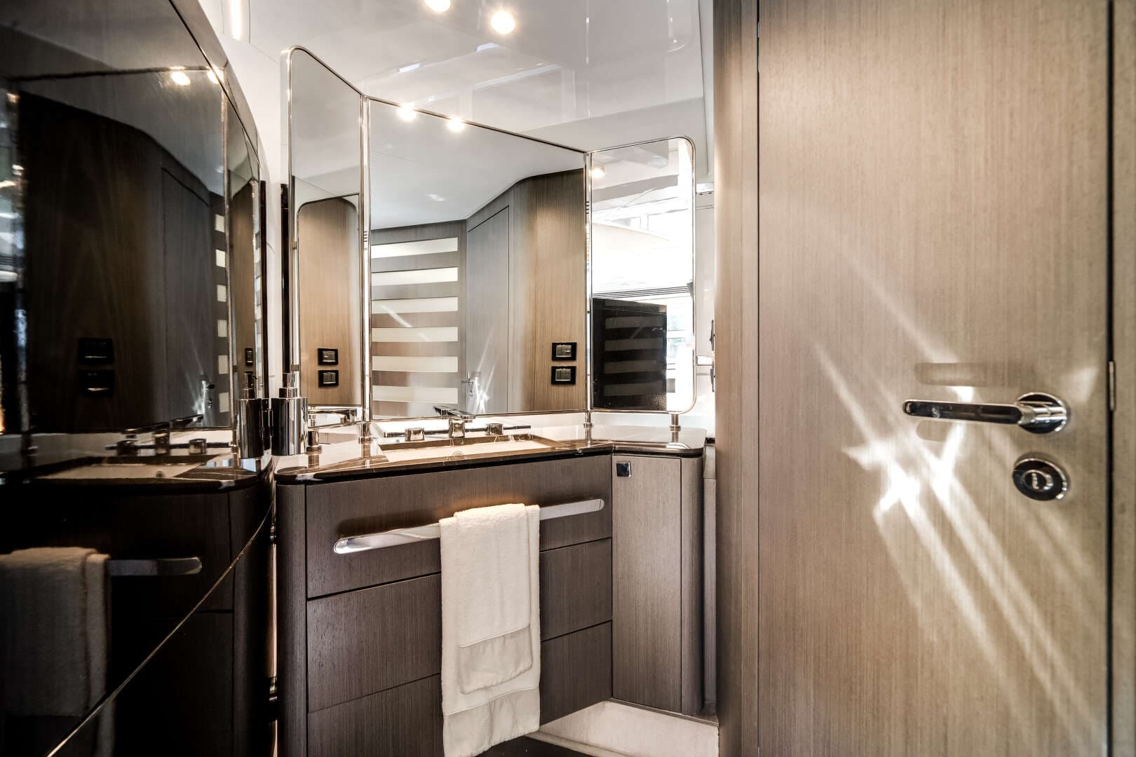 2022 Azimut S7 - Image 32