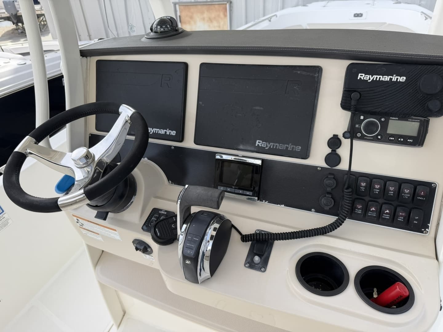 2019 Boston Whaler 270 Dauntless - Image 24