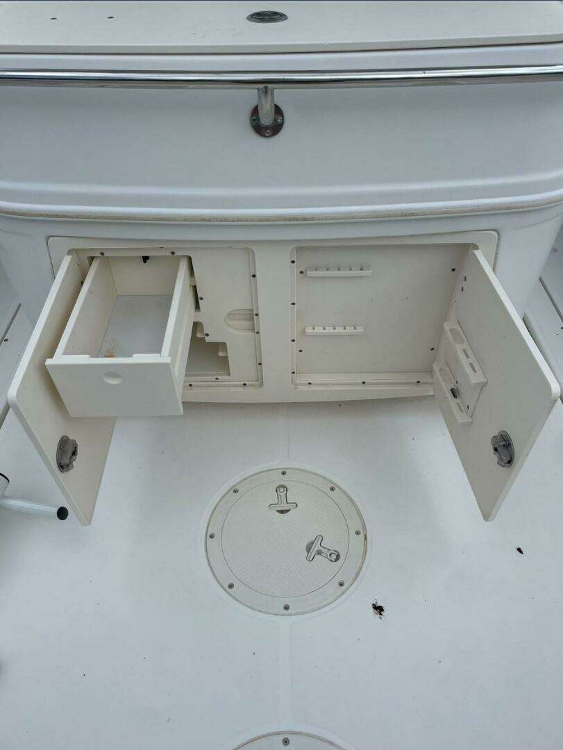 2005 Boston Whaler 320 Outrage - Image 2
