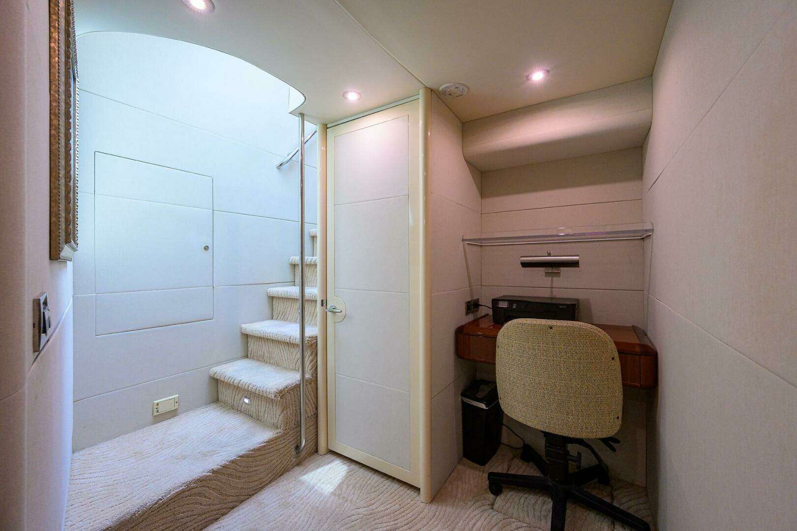 2007 Lazzara Yachts 80 Enclosed - Image 20