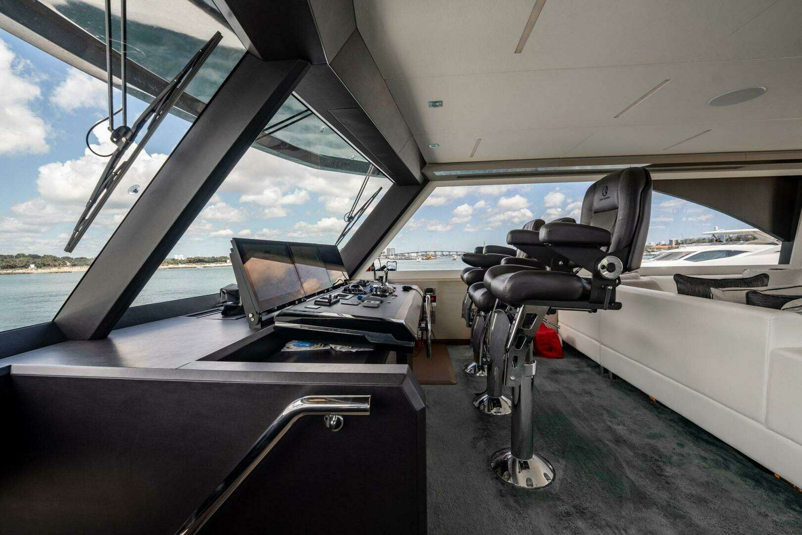 2021 Ocean Alexander 27 Explorer - Image 18