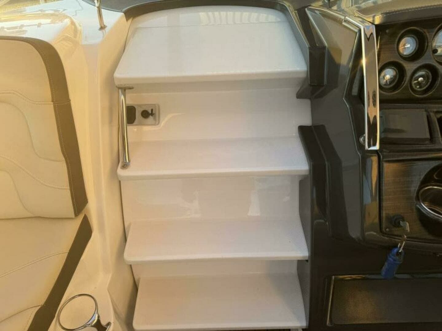 2018 Monterey 295 Sport Yacht - Image 25