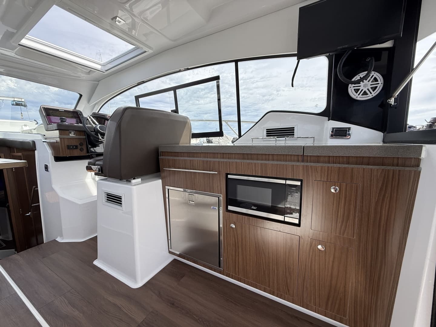 2022 Four Winns V355 Coupe - Image 27