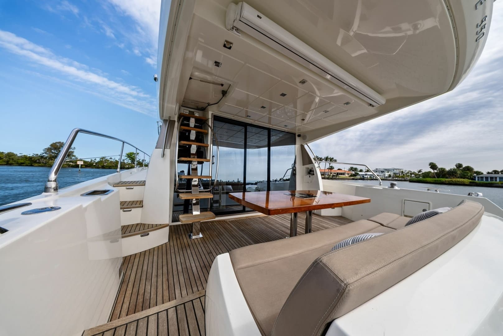 2015 Prestige 550 - Image 6