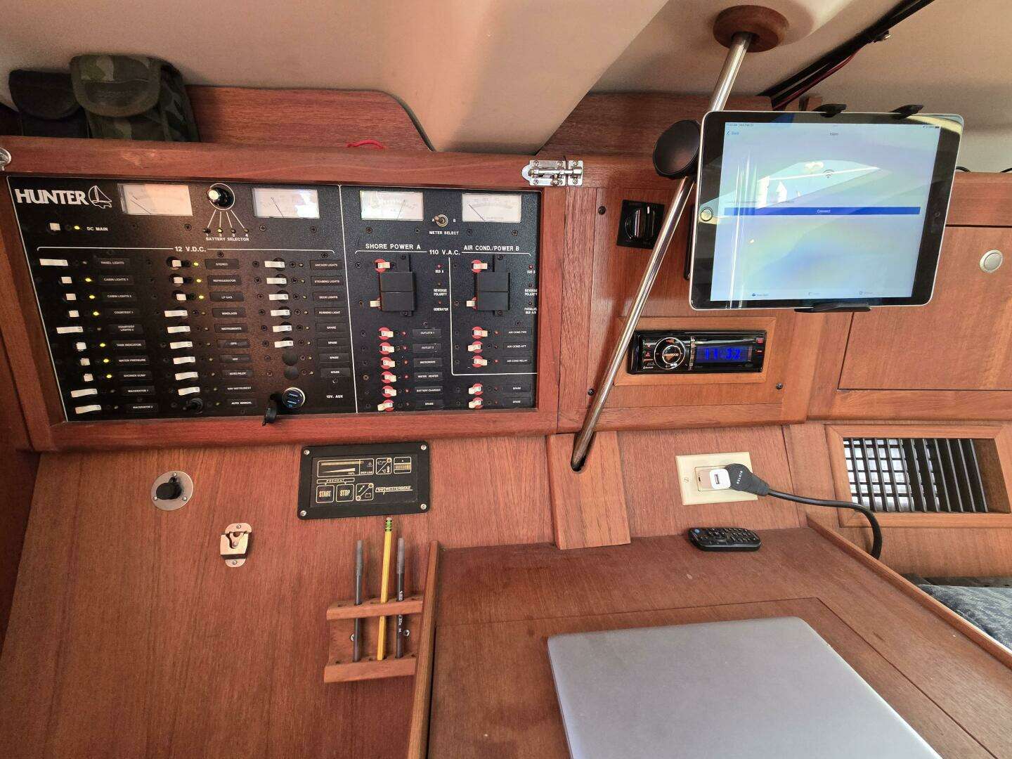 1998 Hunter 410 - Image 40