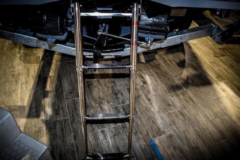 Yamaha Boats AR220 2023 model with a stainless steel boarding ladder.