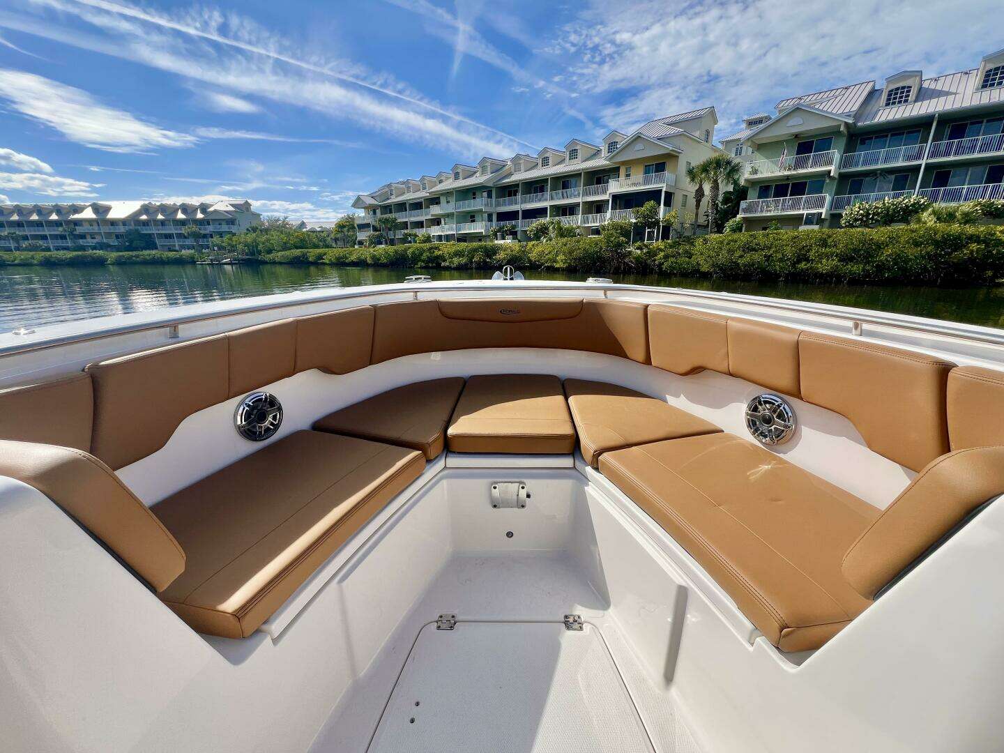 2025 Robalo R302 Center Console - Image 18