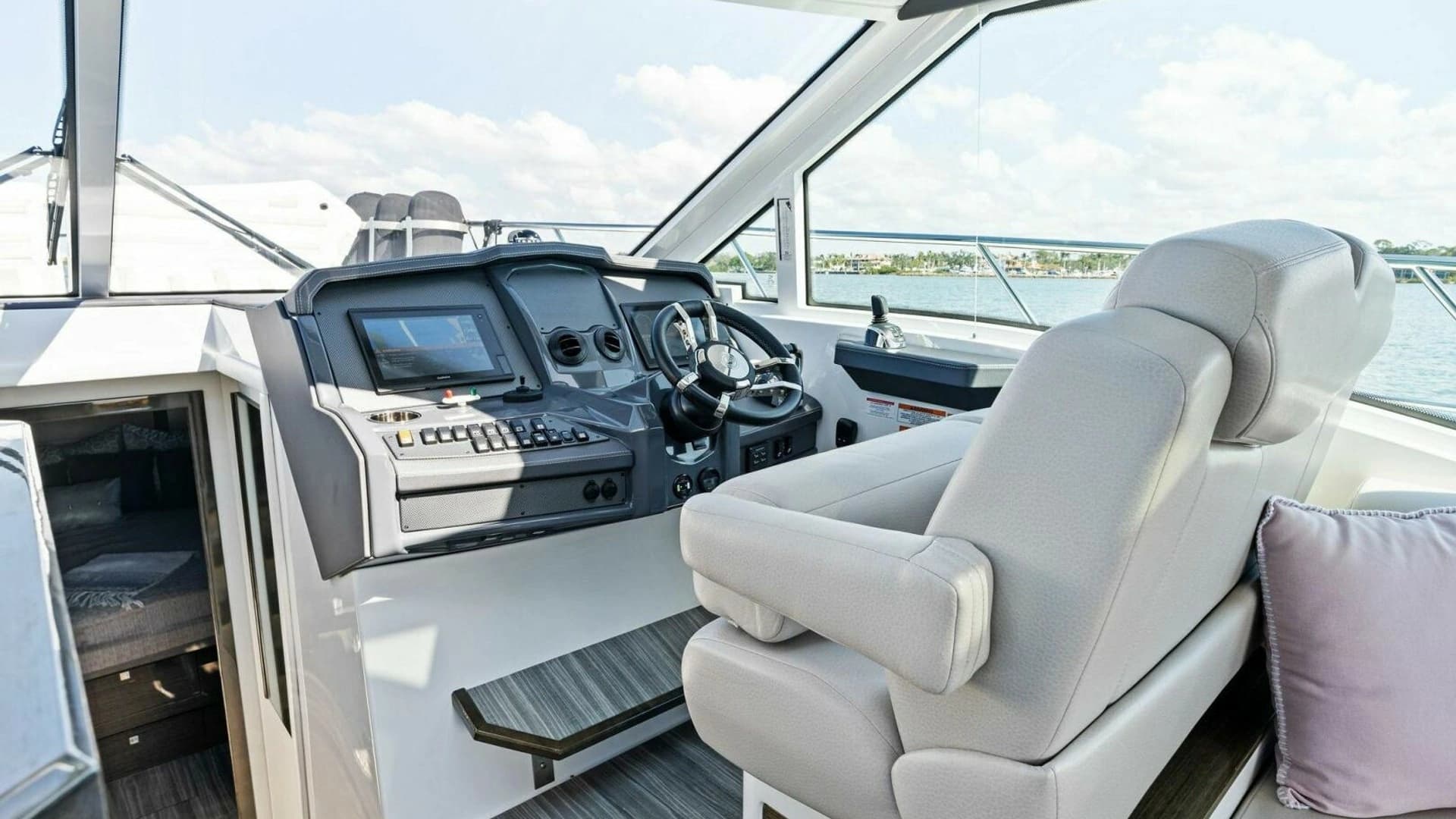 2019 Cruisers Yachts 45 Cantius - Image 42