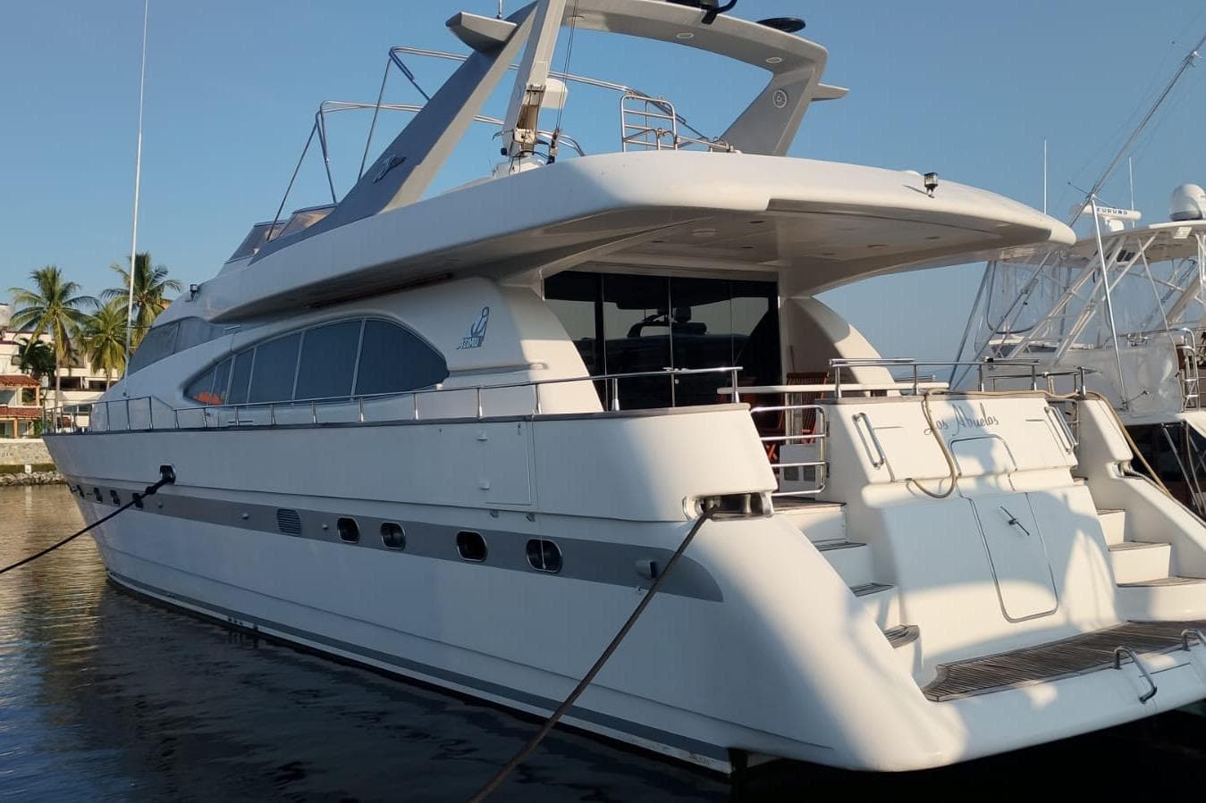 Azimut 78 Ultra Motoryacht 1995 docked, showcasing sleek design and luxury features.