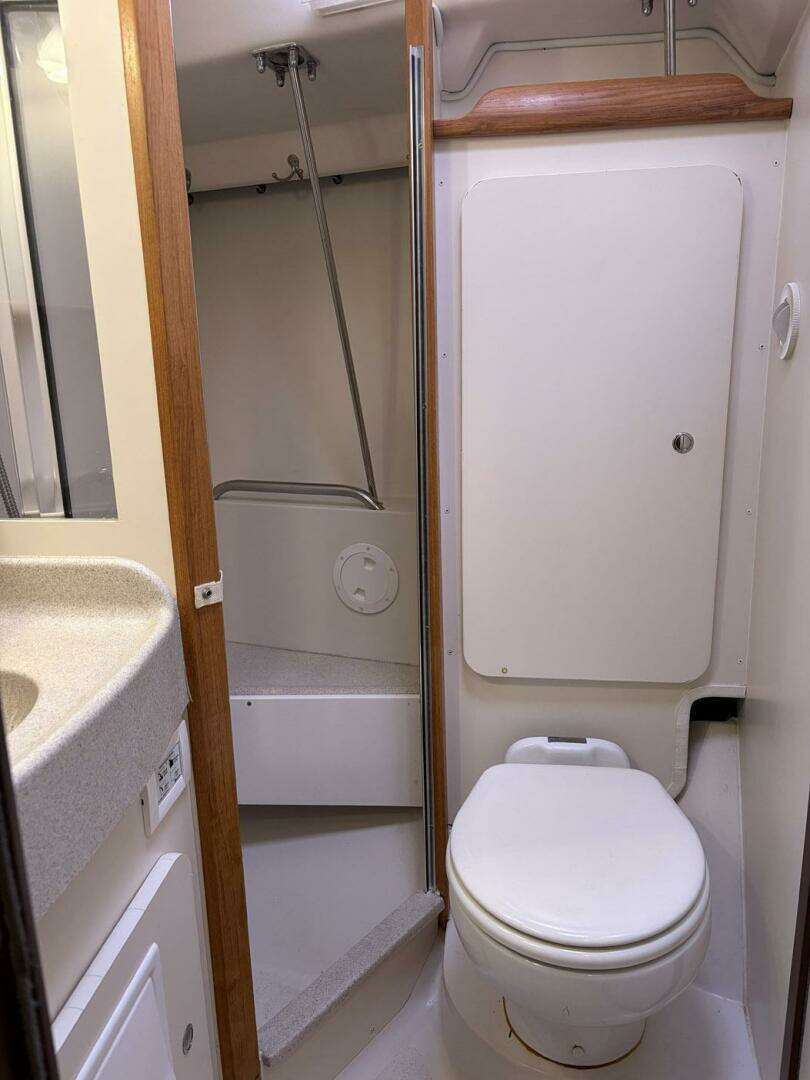 2004 Catalina 350 - Image 35