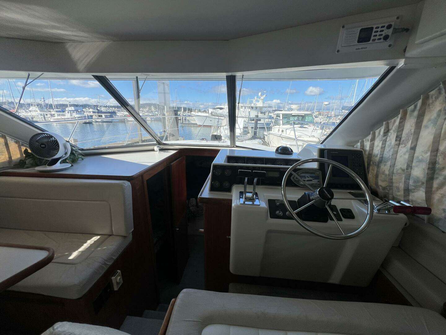 1994 Carver 370 Voyager - Image 6