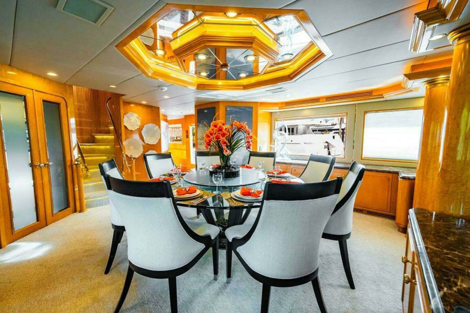1995 Hatteras Flybridge Motor Yacht - Image 8