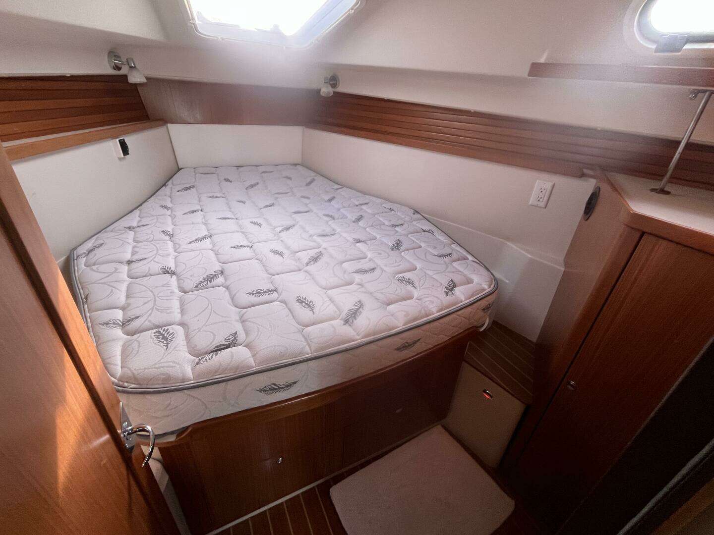 2017 Catalina 355 - Image 32