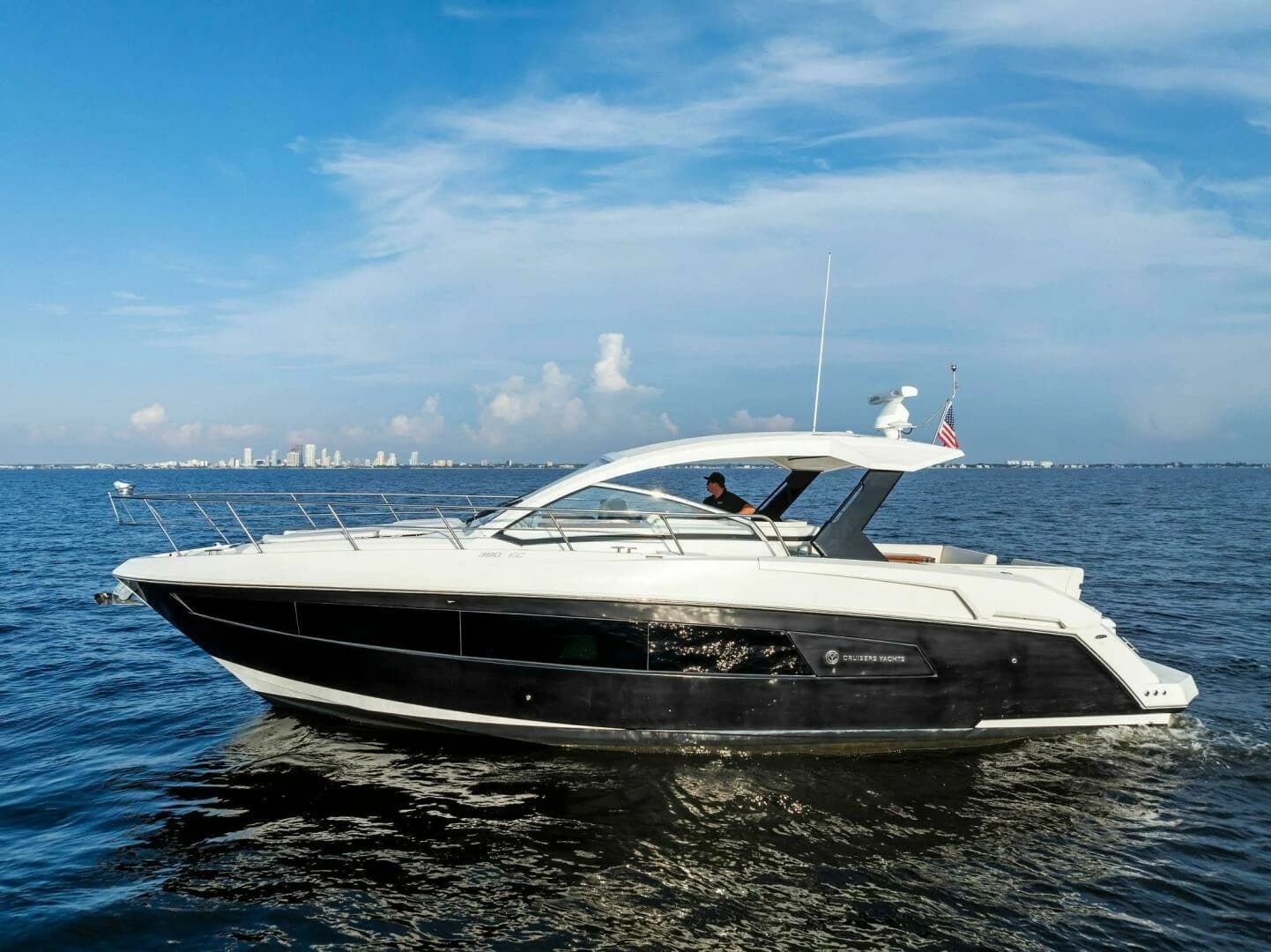 2015 Cruisers Yachts 390 Express Coupe - Image 53