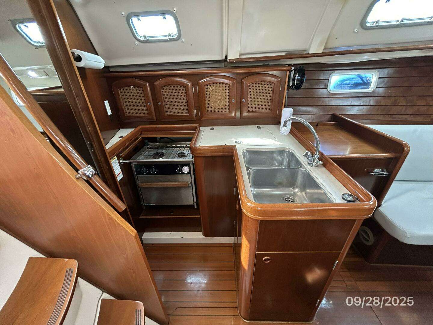 1998 Beneteau Oceanis 381 - Image 45