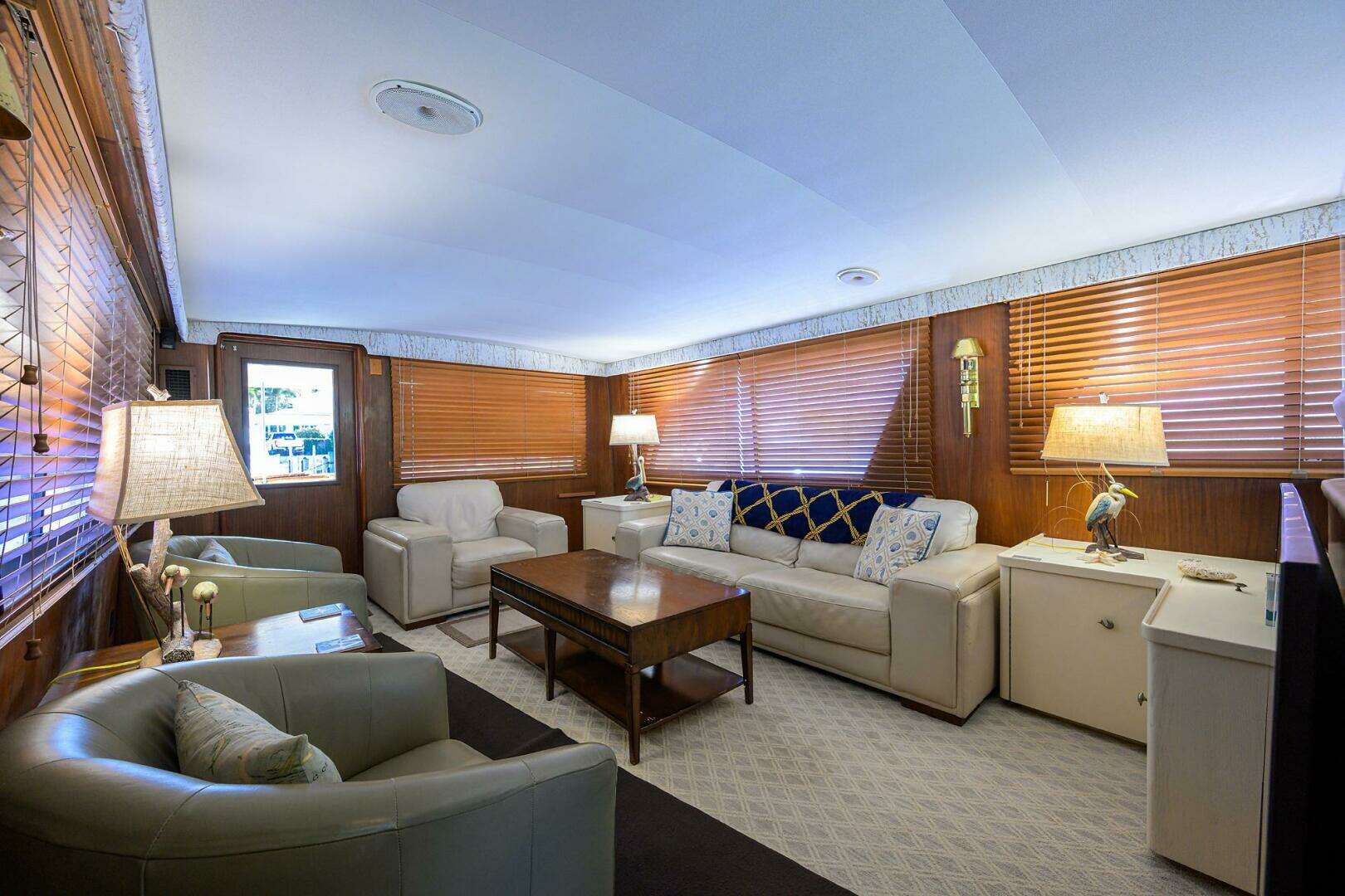 1987 Hatteras 63 Motor Yacht - Image 6
