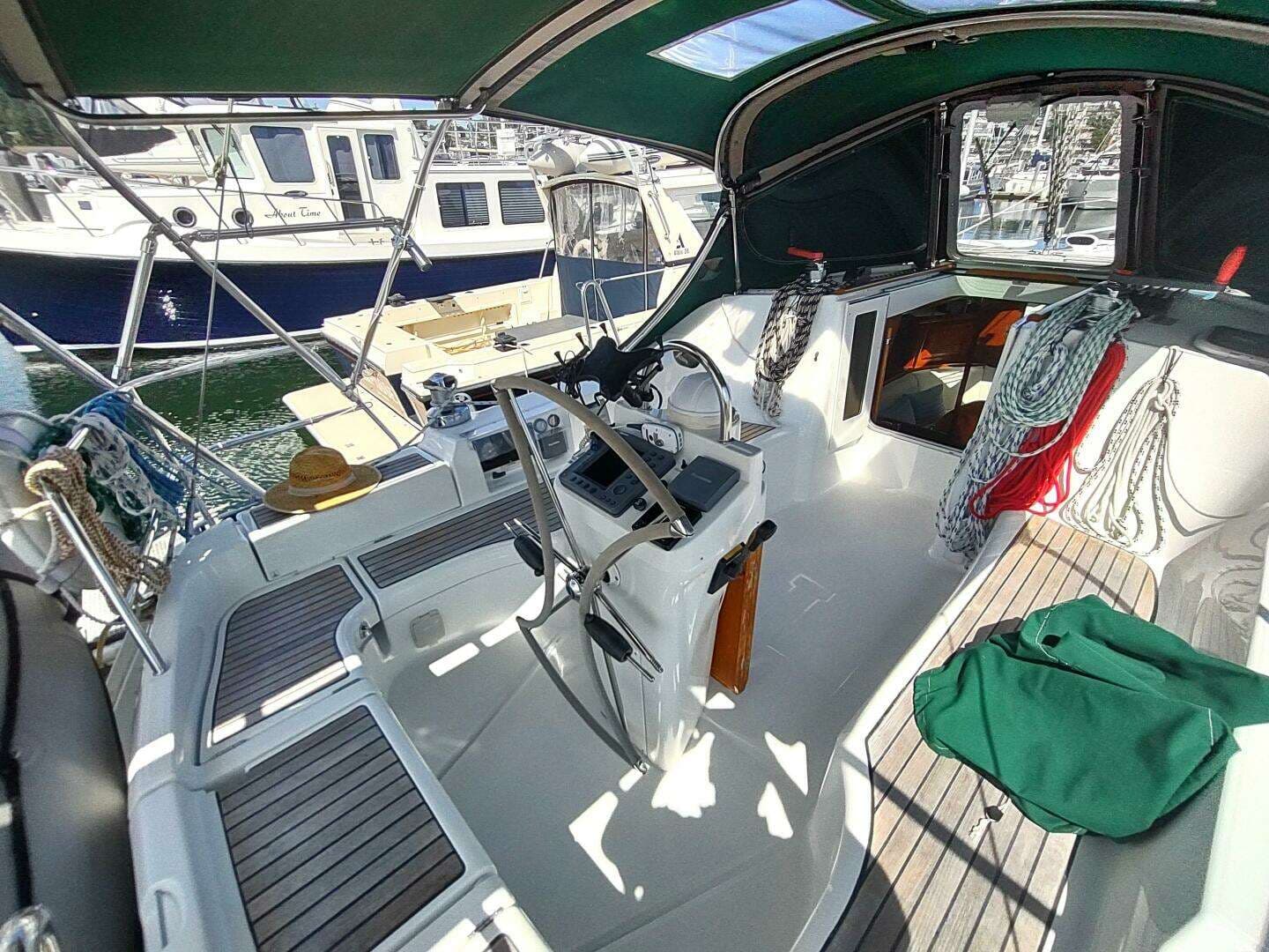 2004 Beneteau 393 - Image 13
