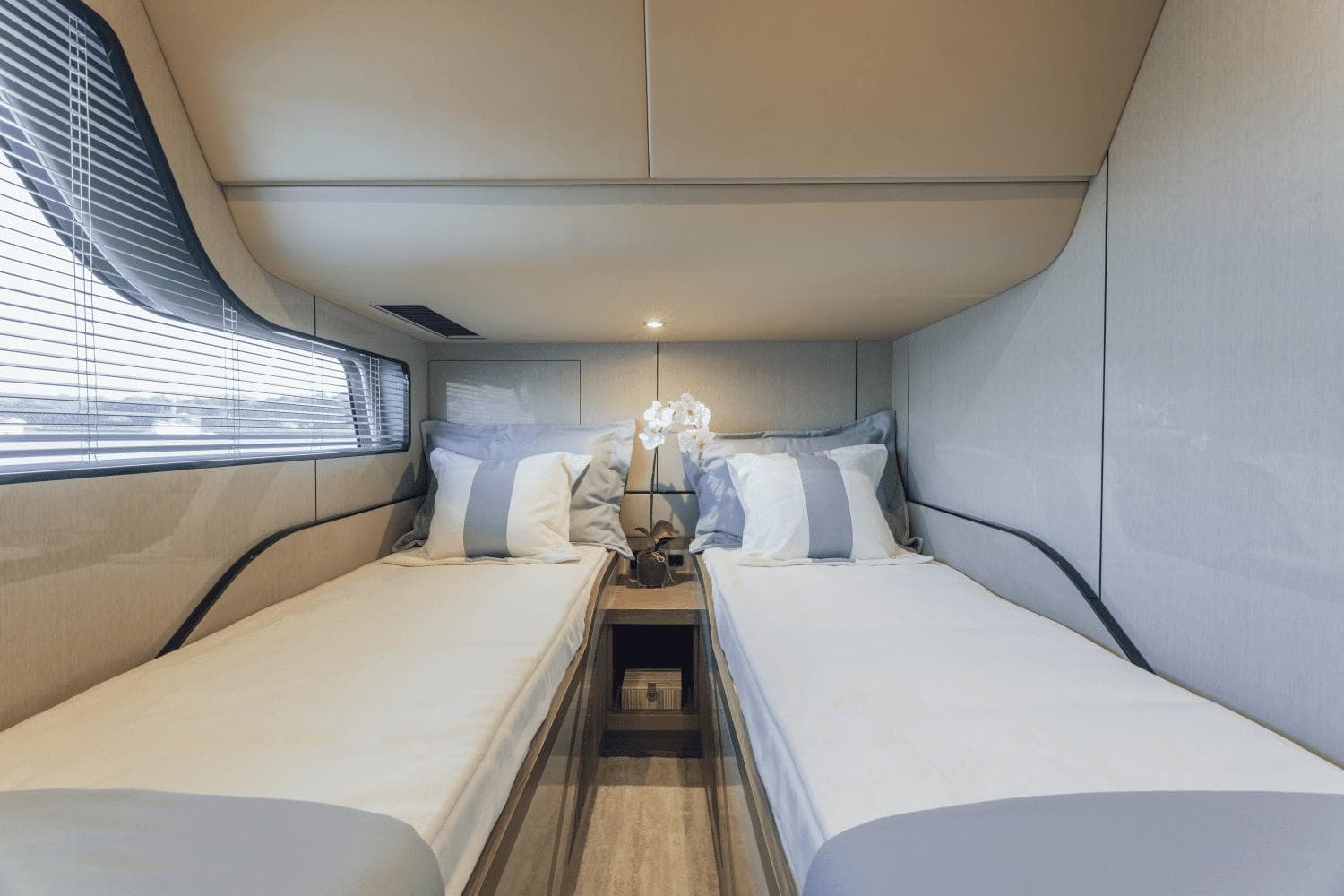 2026 Cruisers Yachts 57 Fly - 59