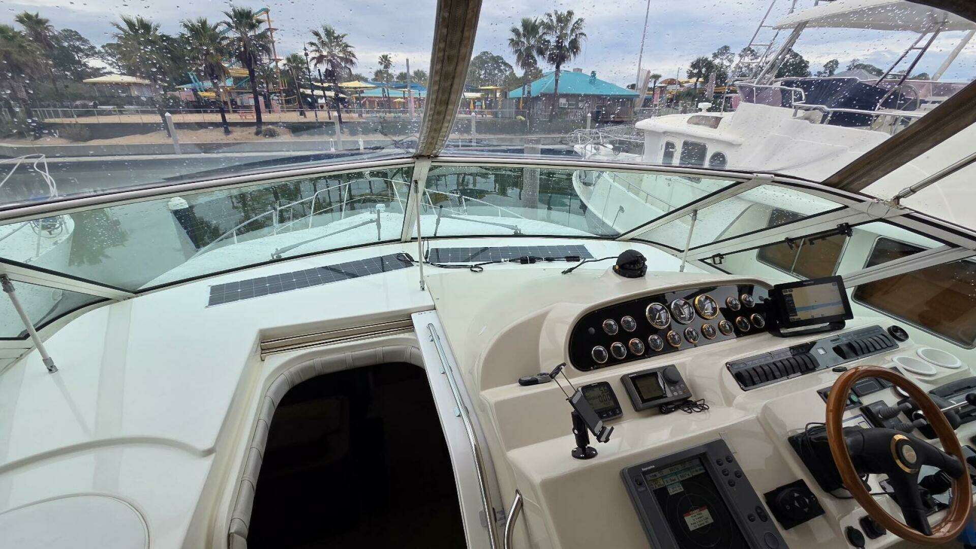2000 Cruisers Yachts 4450 Express Motor Yacht - Image 27