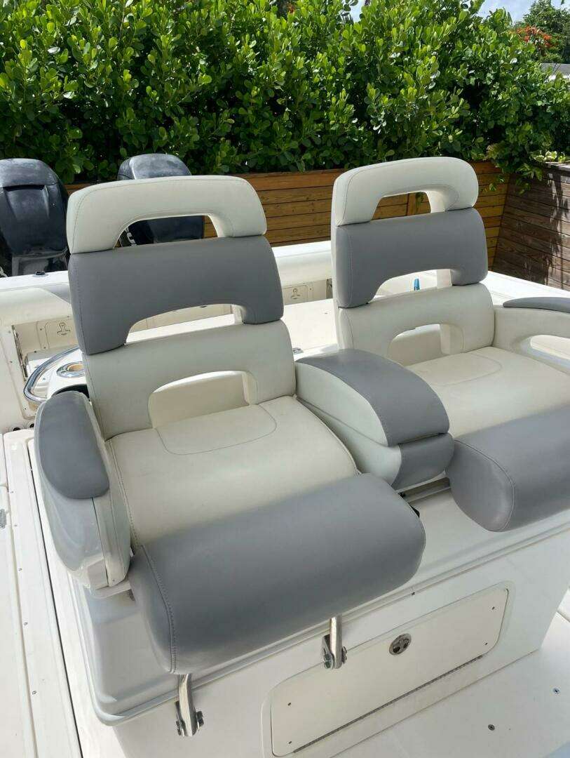2005 Boston Whaler 320 Outrage - Image 5