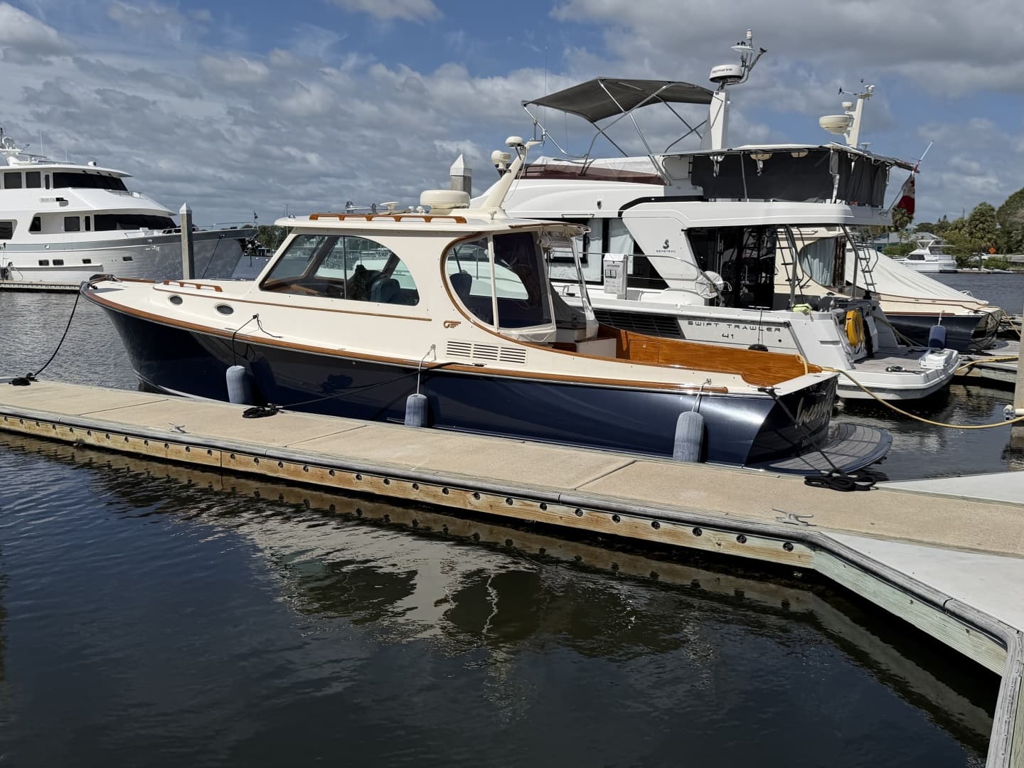 2009 Hinckley Picnic Boat 37 MKIII - Image 4