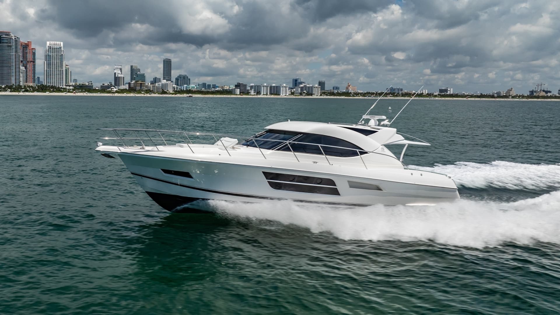 2016 Riviera 5000 Sport Yacht - Image 3