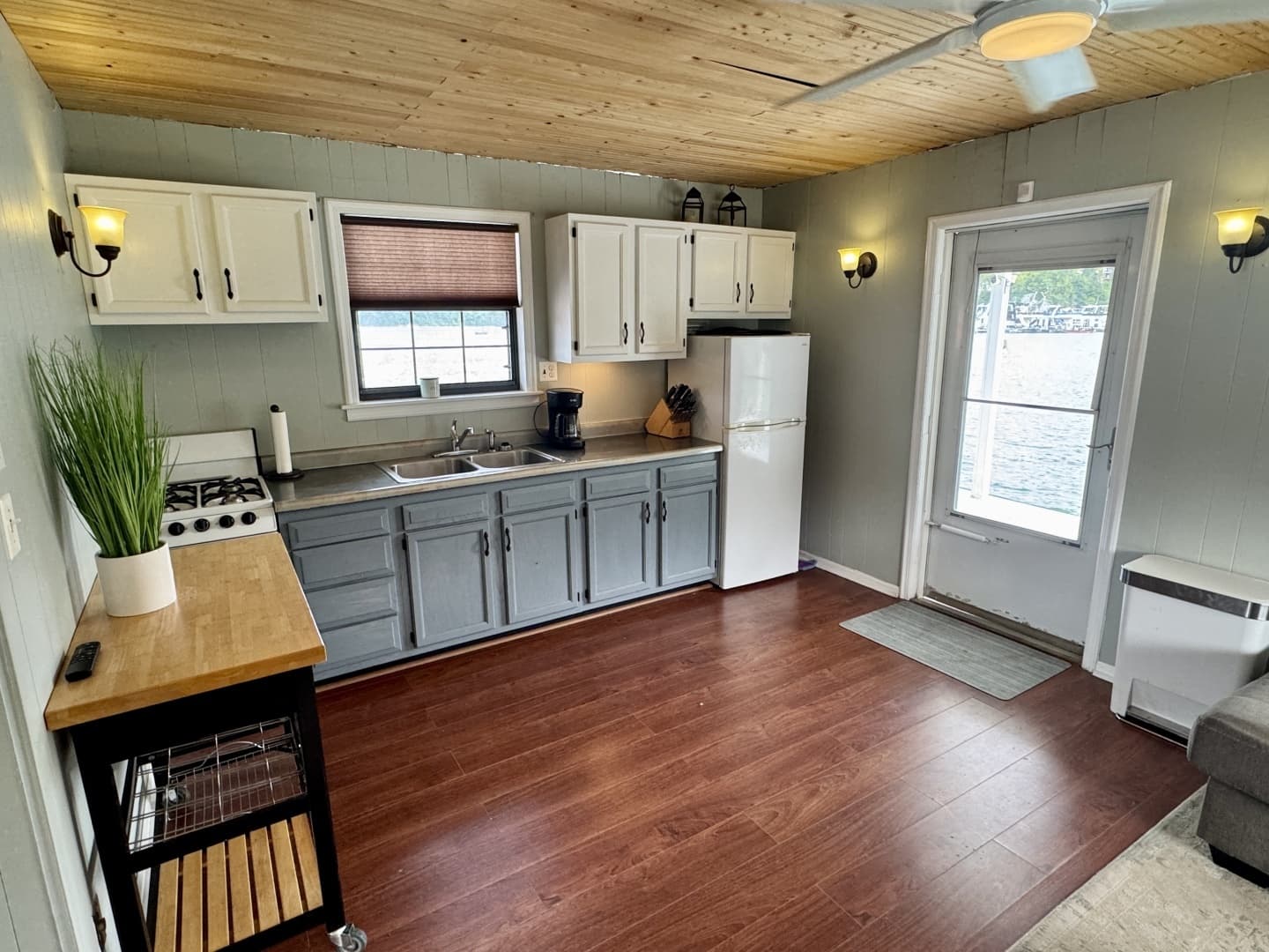 1978 Custom 18 x 24 Off-Grid Floating Cabin Approx 385sqft - Image 17
