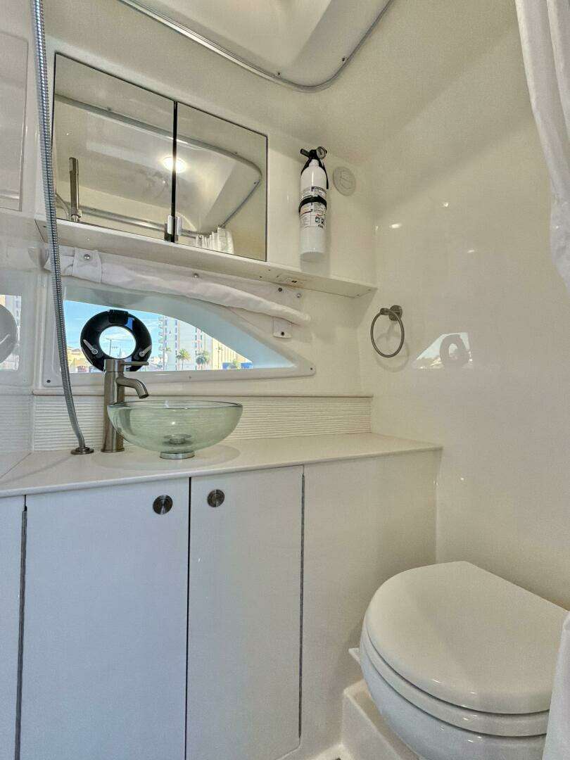 2022 Sea Ray Sundancer 320 - Image 10