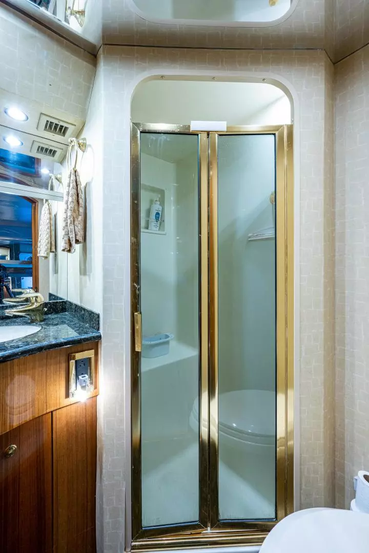 2005 Viking 74 Convertible - Image 32