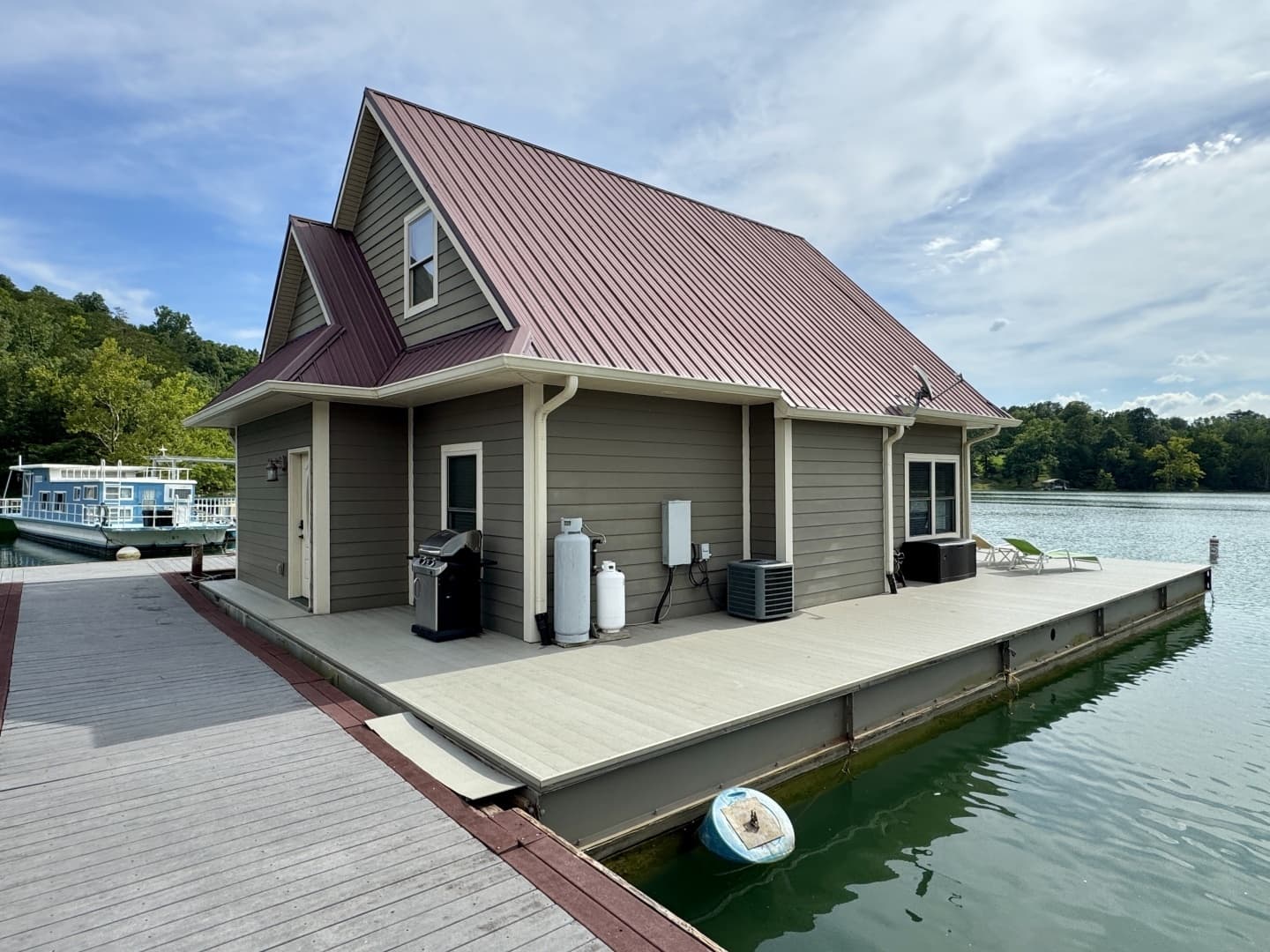 2010 Custom Floating Cabin - Approx 1340sqft - Image 15