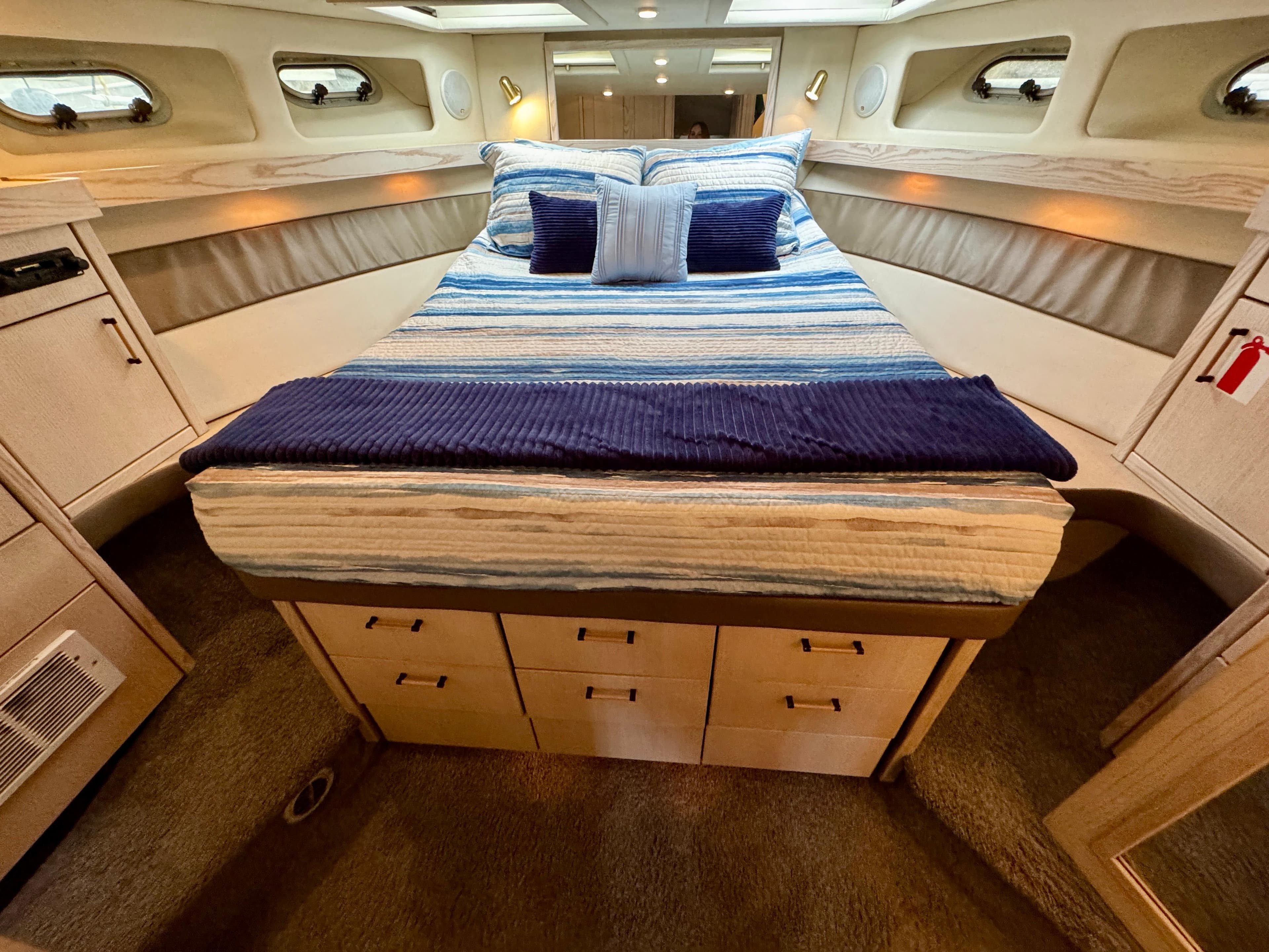 Luxurious 1996 Bayliner 4788 Pilothouse cabin with cozy bed and elegant decor.