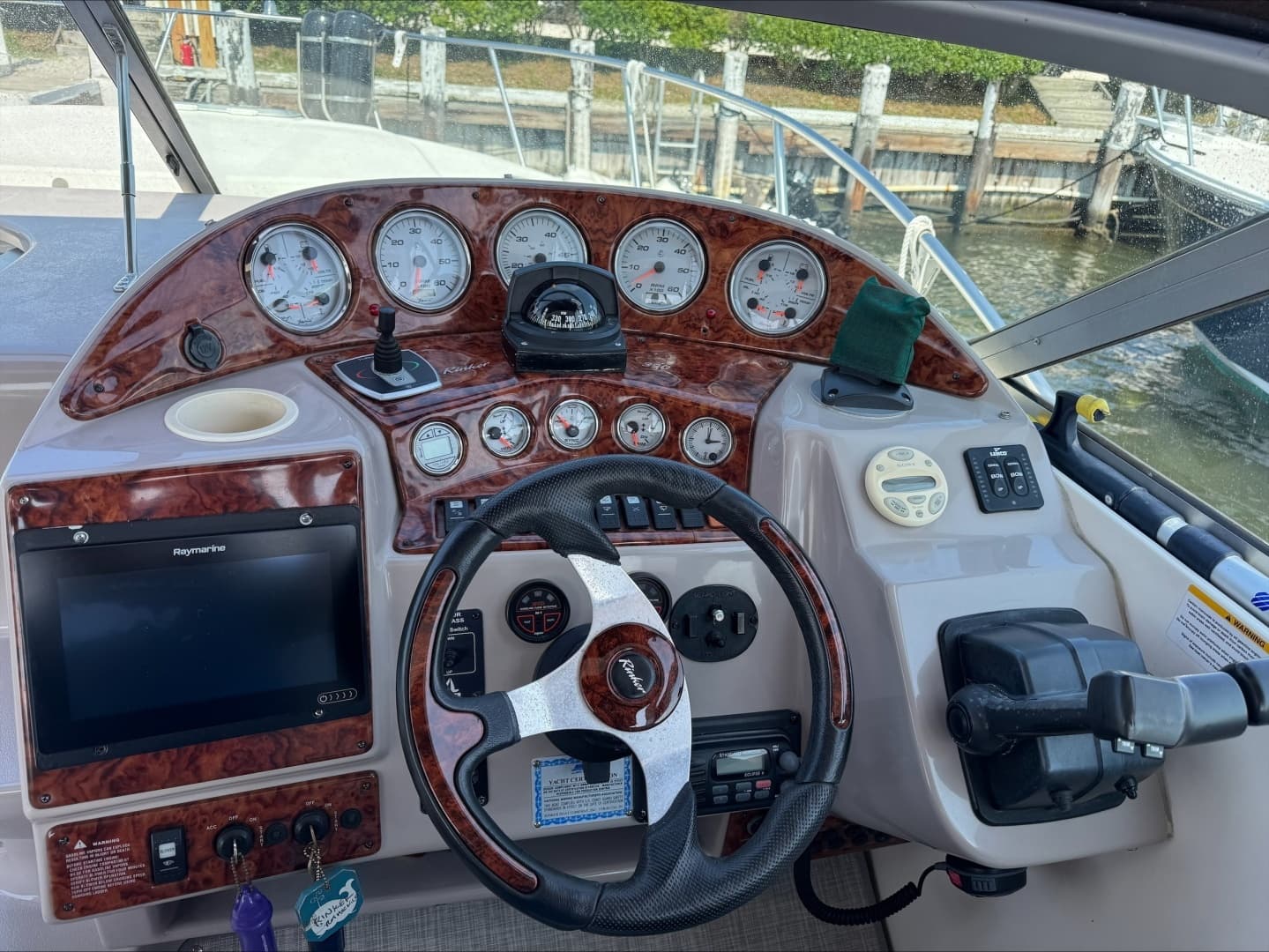 2005 Rinker Fiesta Vee 32 - Image 5